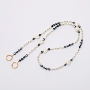 Chaîne élégante en perles et cœur avec cristaux noirs et fermoirs dorés mousquetons