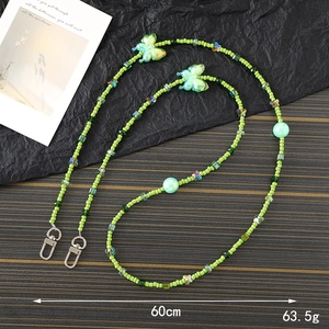 Cordon de téléphone perlé vert avec breloques papillon et fermoirs métalliques 60cm