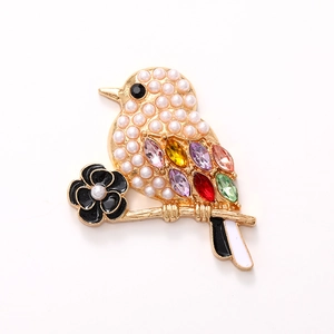 Broche de pájaro con diamantes de imitación coloridos, perlas y rama esmaltada
