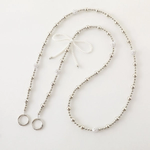 Bandoulière en perles argentées avec boules strass et détail de nœud en perles blanches