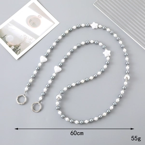Chaîne bandoulière chic de 60cm en perles avec breloques cœur et étoile et fermoirs