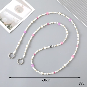 Chaîne bandoulière 60cm en perles avec cœurs roses et détail de lettre C pour sac