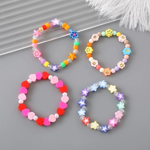 Ensemble de bracelets en perles colorées avec breloques fleurs cœurs et étoiles