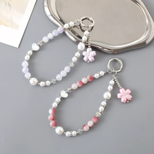 Porte-clés perlé avec breloques de fleurs de cerisier et perles cœur en rose et violet