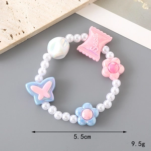 Bracelet floral en perles acryliques avec charms de bonbons et papillons colorés