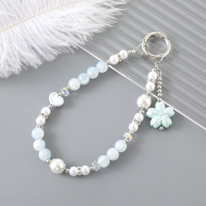 Détail du porte-clés en perles de cristal bleu avec pendentif fleur de cerisier