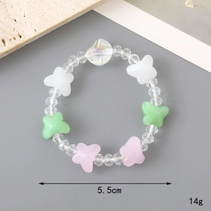 Détail du bracelet en perles avec papillons colorés et diamètre intérieur de 5,5 cm