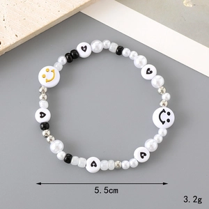 Détail d'un bracelet en perles de 5,5 cm de diamètre pesant 3,2 g avec charms smiley