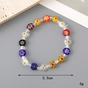 Détail du bracelet de perles tulipes en acrylique coloré avec diamètre 5,5cm et poids 6g