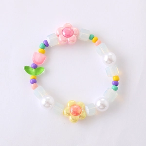 Détail d'un bracelet en perles d'acrylique tulipe coloré avec perles givrées