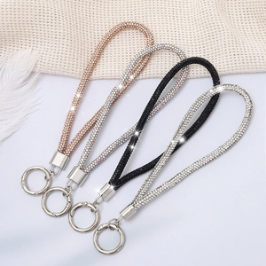 Pendentifs chaîne en strass de luxe en quatre couleurs avec fermoirs anneaux métalliques