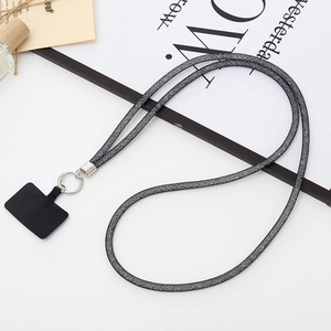 Gros plan du cordon de téléphone gris scintillant avec anneau en métal et insert noir