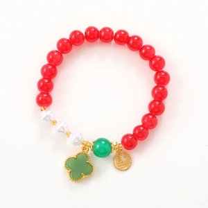 Bracelet élégant avec perles rouges, perles blanches, trèfle et pendentif de fortune