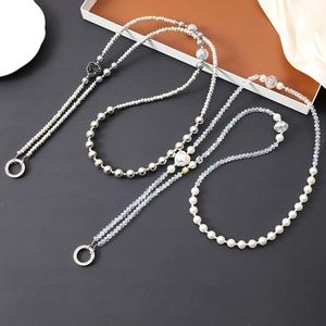 Lanière de téléphone perlée avec pendentif cœur, perles argentées et cristaux