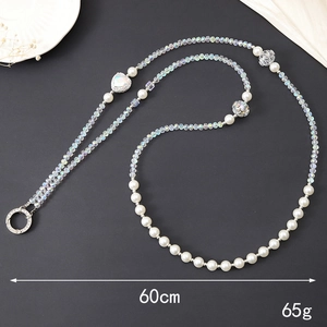Chaîne bandoulière 60cm en perles avec pendentif cœur en cristal et fermoir métallique