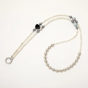 Chaîne de téléphone longue en perles avec pendentif cœur en cristal et perles de texture