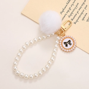 Détail de la chaîne de perles pour téléphone avec pompon doux et pendentif