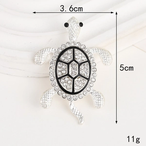 Detailed close-up of a turtle brooch with clear rhinestones and black gem eyes, size 5cm