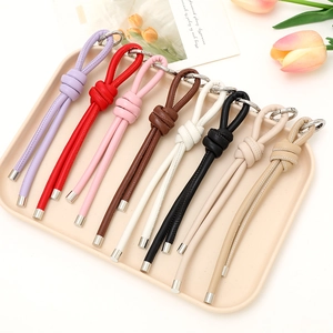 Porte-clés minimalistes en cuir tressé en plusieurs couleurs avec anneaux métalliques
