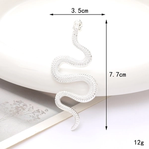 Gedetailleerde macro-opname van de 7,7cm slangenaccessoire met strass-steen en schubbenhuid