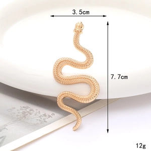 Macro detail van een 7,7 cm gouden slangaccessoire met getextureerde schubben