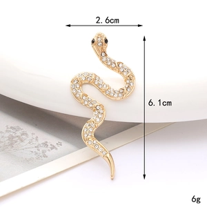 Detailweergave van een gouden slangenbroche met strasstenen en afmetingen 6,1cm x 2,6cm