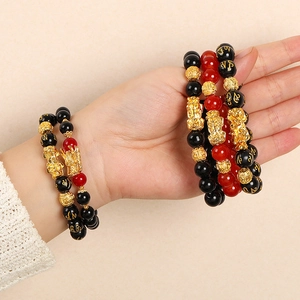 Bracelet bouddhiste PiXiu avec perles en obsidienne noire et breloques mantra dorées