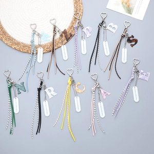 Kleurrijke letter-sleutelhangers met gevlochten touw en acryl charms voor tassen