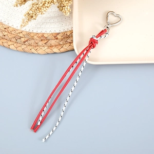 Bijou de téléphone tressé minimaliste avec fermoir coeur et cordon noir et rouge