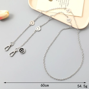 Catena in metallo argento con ciondoli smiley e chiusure a moschettone, lunghezza 60cm
