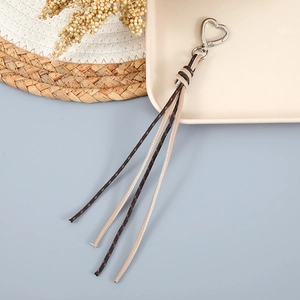 Détail d'un fermoir coeur en métal et de glands à monogramme pour sacs à main