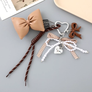 Détail d'un nœud en cuir kaki et d'un pendentif en corde sur un accessoire chic