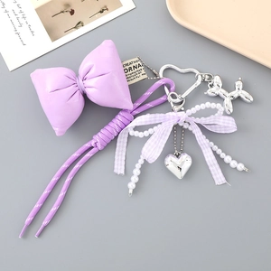 Bijou de sac nœud violet avec perles, corde tressée, mousqueton cœur et breloques en métal