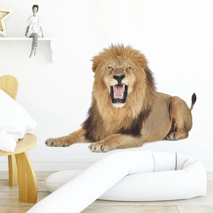 Gros plan du sticker mural lion réaliste sur un mur blanc de salon au style minimaliste