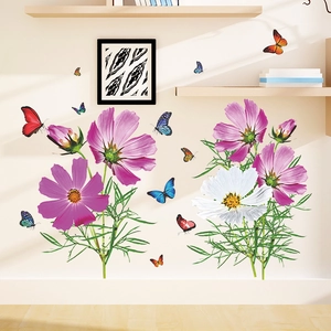 Détail de stickers muraux fleurs de cosmos et papillons dans un intérieur chaleureux