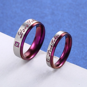 Minimalistische Edelstahl-Partnerringe mit lila Innenband und Love Token Gravur
