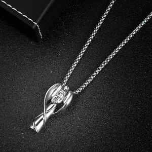 Détail du pendentif urne funéraire ange en acier inoxydable avec chaîne boîte