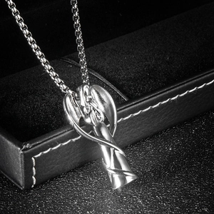 Pendentif ange cinéraire poli en acier argenté sur une boîte à bijoux noire