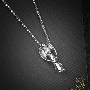 Détail du pendentif urne ange en acier inoxydable avec chaîne vénitienne argentée
