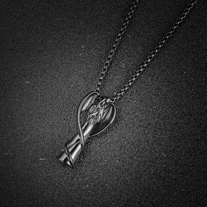 Détail du pendentif urne ailes d'ange en acier noir avec sa chaîne à maillons assortie