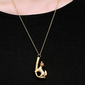 Goldener heulender Wolf Anhänger an Horn-Halskette aus Edelstahl für Asche Memorial