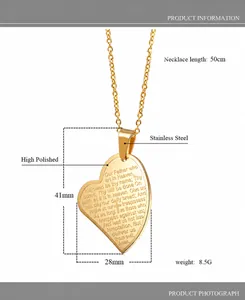 Vue détaillée du pendentif cœur croix avec gravure Notre Père en acier inoxydable doré