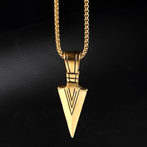 Detail shot of golden arrow pendant with V-shaped engraving and solid box chain necklace