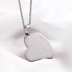 Pendentif cœur en acier inoxydable poli avec gravure de prière sur soie blanche