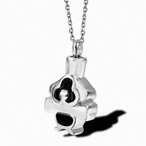 Colgante de panda para cenizas de mascotas en acero inoxidable y esmalte negro