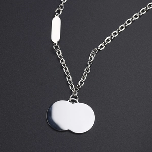 Collar de cápsula de acero de titanio pulido con colgante plateado minimalista en cadena O