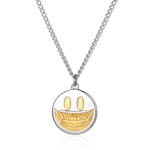 Collier Pendentif Crâne Souriant en Acier Titane Bicolore Or Argent Médaillon Bijoux Streetwear pour Hommes Femmes