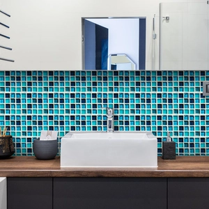 Detailansicht der blauen Mosaikfliesen-Aufkleber an einer modernen Badezimmerrückwand