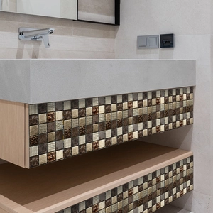 Détail de l'autocollant mural mosaïque 3D avec textures marbre et or dans la salle de bain
