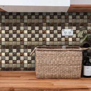 Détail des stickers muraux en mosaïque beige et marron pour le dosseret de la cuisine